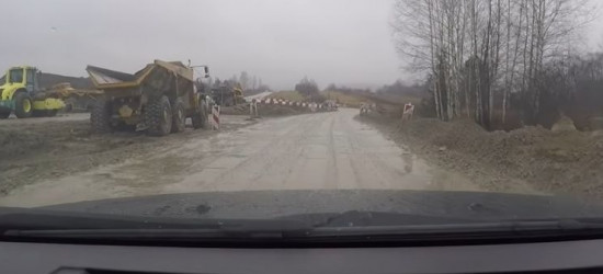 „Toniemy w błocie”. Objazd na Płowce nadal spędza sen z powiek mieszkańców (VIDEO, ZDJĘCIA)