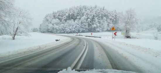 Zaśnieżona trasa Bykowce – Sanok. Od rana poważne utrudnienia (VIDEO)