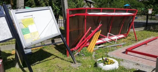 INTERWENCJA: Zniszczony przystanek. Nie ma kto posprzątać? (ZDJĘCIA)