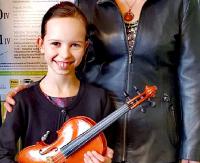 Emilka gra na skrzypcach wykonanych przez swojego tatę. „Kocha ten instrument, talent i praca to najlepsze połączenie” (ZDJĘCIE)