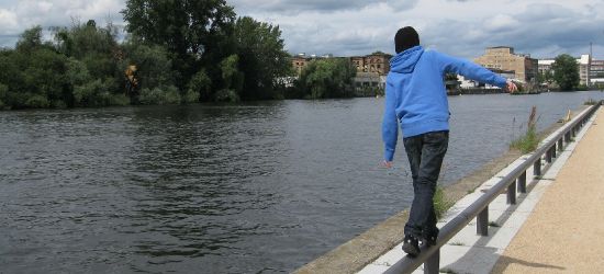 PODKARPACIE. Pili nad rzeką. Wpadli do wody podczas ucieczki przed policją