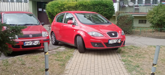 PARKOWANIE PO SANOCKU: Auto chodnikiem, piesi trawnikiem (ZDJĘCIE)