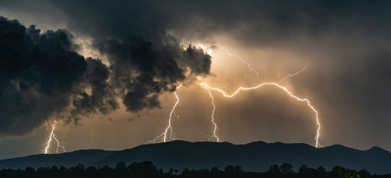 UWAGA SANOK! Nawałnice, wyładowania, porywisty wiatr. 3. stopień zagrożenia!