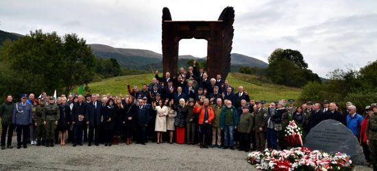 BIESZCZADY. Odsłonięto pomnik poświęcony ludziom Solidarności (ZDJĘCIA)