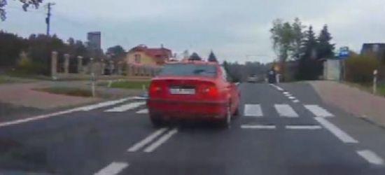 Skandaliczne zachowanie kierowcy. Wyprzedał na przejściu dla pieszych! (VIDEO)