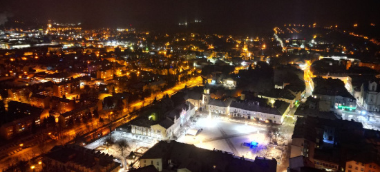 SANOK: Miasto nocą, okryte białą pierzyną (Z LOTU PTAKA)