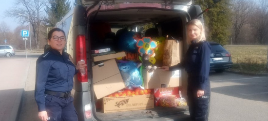 Sanoccy policjanci pomagają uchodźcom (ZDJĘCIA)
