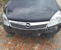 Opel zderzył się z koparko-ładowarką. 17-latka trafiła do szpitala (FOTO)
