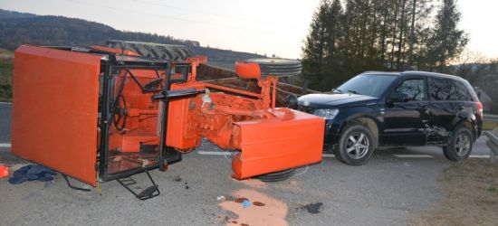 REGION: Osobówka zderzyła się z traktorem. Dwie osoby w szpitalu (ZDJĘCIA)