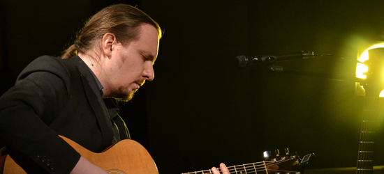 „Lamenty duszy i gitary” – niezwykły koncert Patryka Filipowicza w Ropience