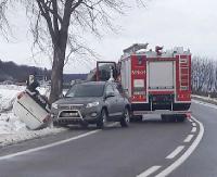 Silny wiatr. Pikap z zabudowaną paką wylądował w rowie (ZDJĘCIA)
