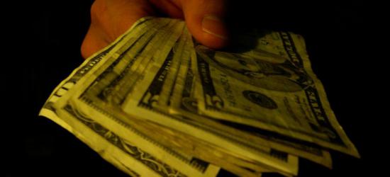 Pożyczka pod zastaw saszetki z dolarami. Kolejne oszustwo z udziałem osoby starszej