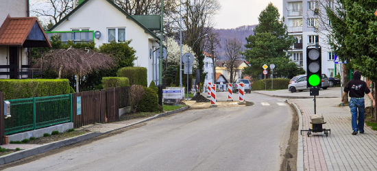 SANOK: Bezpieczniej na ul. Robotniczej – trwa budowa wyniesionego przejścia dla pieszych