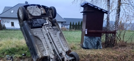 POŁOMIA. Samochód skasował przystanek i dachował w rowie. Jedna osoba ranna (ZDJĘCIA)