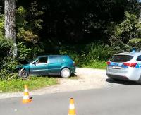 ZAGÓRZ / PORAŻ: Osobówka uderzyła w drzewo. Jedna osoba poszkodowana (FILM, ZDJĘCIA)