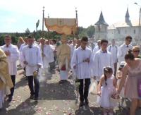 Procesja Bożego Ciała w Zagórzu. Dźwięk dzwonków i ulice zasypane kwiatami (FILM, ZDJĘCIA)