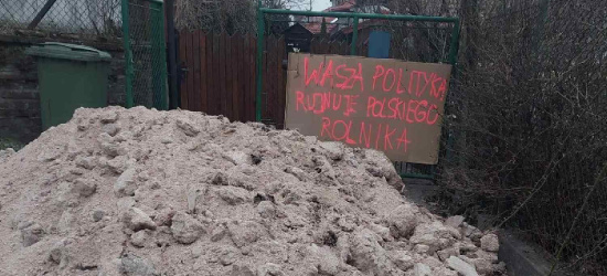 Rolnicy zablokowali wjazd na posesję Marka Kuchcińskiego! (VIDEO, ZDJĘCIA)