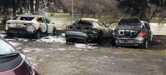 SANOK: Trzy spalone samochody na parkingu! (ZDJĘCIA)