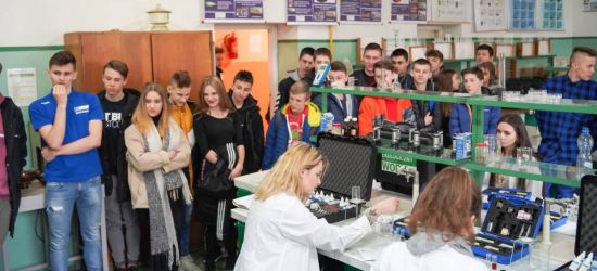 Po praktyczną wiedzę i zawód do „Mechanika”. Rzesze młodzieży na Dniu Otwartym w Zespole Szkół Nr 2