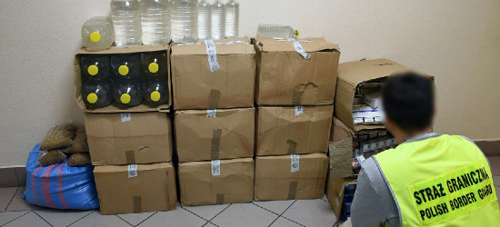 Nielegalne papierosy, tytoń oraz alkohol na stoisku z militariami