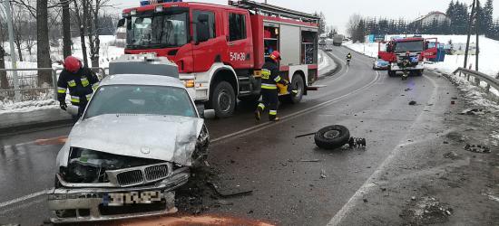 CZERTEŻ: Zderzenie BMW z seatem. Jeden z pojazdów dachował w przydrożnym rowie (FILM, ZDJĘCIA)