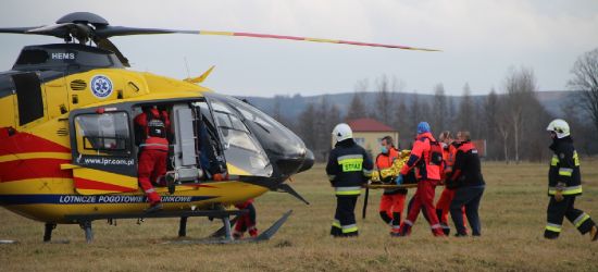 Wypadek. Uderzył w betonowy przepust. Ranny transportowany śmigłowcem (VIDEO, ZDJĘCIA)