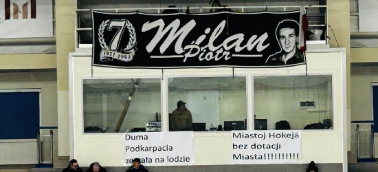 „Miasto Hokeja bez dotacji miasta”. Transparenty w Arenie Sanok! (ZDJĘCIA)