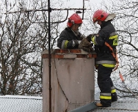 KRONIKA STRAŻACKA: Dachowanie, samochody w rowie i płonące kominy
