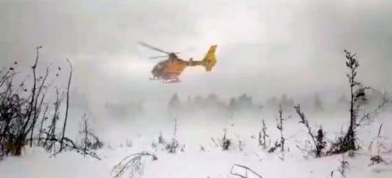 Trudna akcja sanockiego śmigłowca LPR. Lekarz i ratownik zjeżdżali na linach (VIDEO)