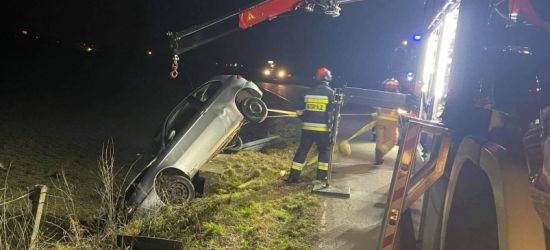 REGION: Samochód zawisł na przepuście drogowym. Kierowca zbiegł (ZDJĘCIA)
