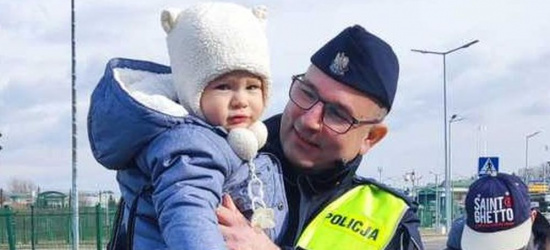 Policjanci: Pomagamy i chronimy! Funkcjonariusze pomagają uchodźcom