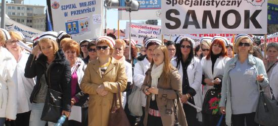 Młodzi nie chcą do służby zdrowia, najstarsza pielęgniarka ma 80 lat. Mamy „dziurę pokoleniową”! [WIDEO,PETYCJA]
