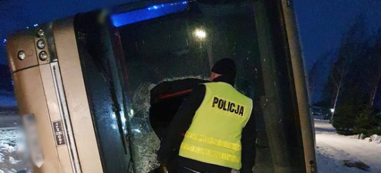 RYMANÓW. Silny podmuch wiatru zmiótł autobus z drogi! (FOTO)
