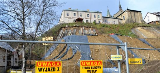 AKTUALIZACJA: Zaawansowane prace przy czynnym osuwisku pod klasztorem (FOTO)