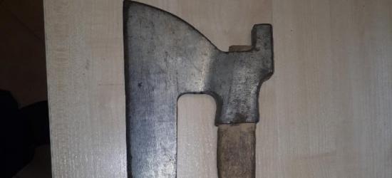 Biegał z toporkiem i straszył ludzi w centru miasta! (FOTO)