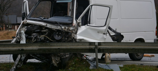 Zderzenie dostawczaka z ciężarówką. Dwie osoby w szpitalu (FOTO)