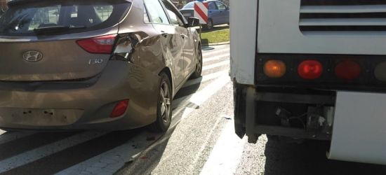 Kolizja na Dmowskiego. Osobówka uderzyła w autobus (FOTO)