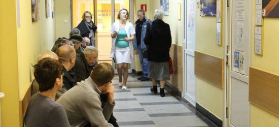 SZPITAL SANOK: W czwartkowy poranek krótsze kolejki do punktów pobrań krwi (ZDJĘCIA)