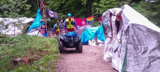 Bronią lasu blokując drogę. To jeszcze protest, czy już anarchia?