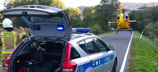 Samochód wypadł z drogi. Zatrzymał się na brzegu rzeki (FOTO)