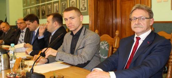 RADNY POWIATOWY STRUŚ: „Nie mamy pieniędzy na szpital, ale na imprezy chcemy wydać 150 tysięcy”