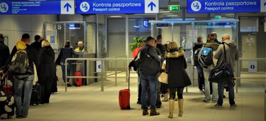 Przyleciał z Grecji… udawał Bułgara. Za fałszywki słono zapłacił