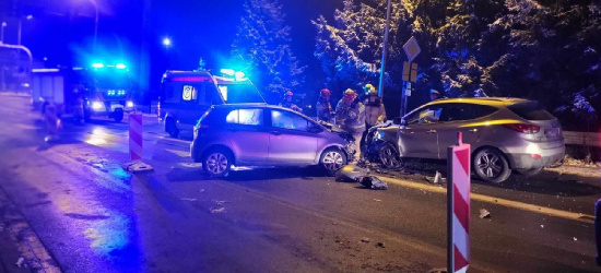 Zderzenie czołowe w Zagórzu! Jedna osoba ranna (ZDJĘCIA)