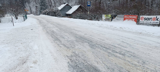 Sypnęło śniegiem. Niebezpiecznie na drogach [ZDJĘCIA]