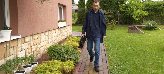 Pocztowiec z Brzozowa przyszedł z pomocą samotnej staruszce (VIDEO)