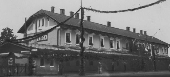 SANOK. STARE FOTOGRAFIE: Udekorowany dworzec, powódź, wojsko (ZDJĘCIA)