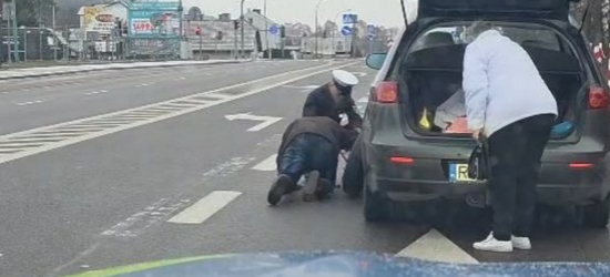 „Pomagamy i chronimy” w praktyce. Policjanci z Sanoka pomogli kierowcom w Wigilię
