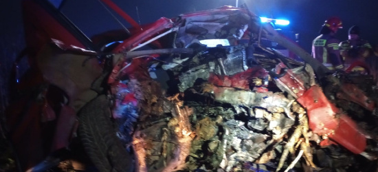 POLSKA. Koszmarny wypadek. Samochód zmiażdżony. Nie żyje młody kierowca (ZDJĘCIA)