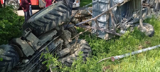 NAGÓRZANY: Ciągnikiem z przyczepą wjechał do rowu. Ranny kierowca (FOTO)