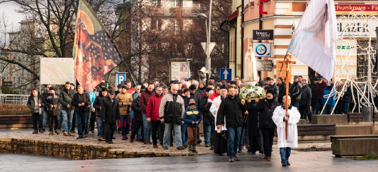 SANOK: Modlitwa mężczyzn na ulicach miasta (ZDJĘCIA)
